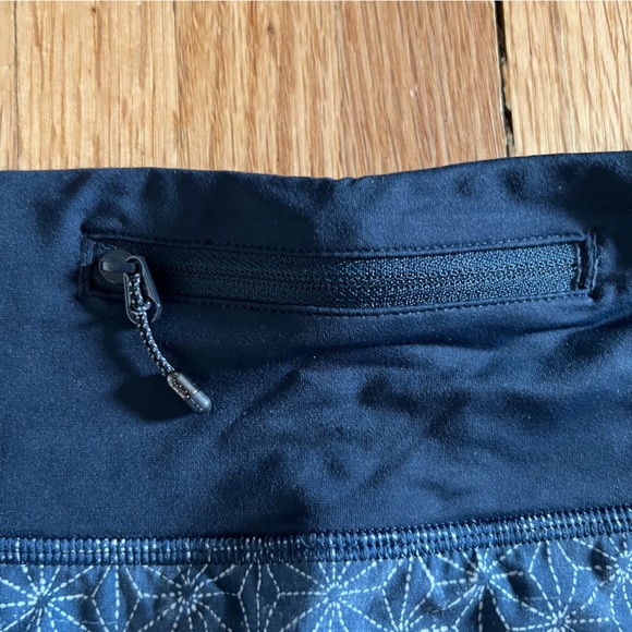 Lululemon running short size 8 - Picture 4 of 5